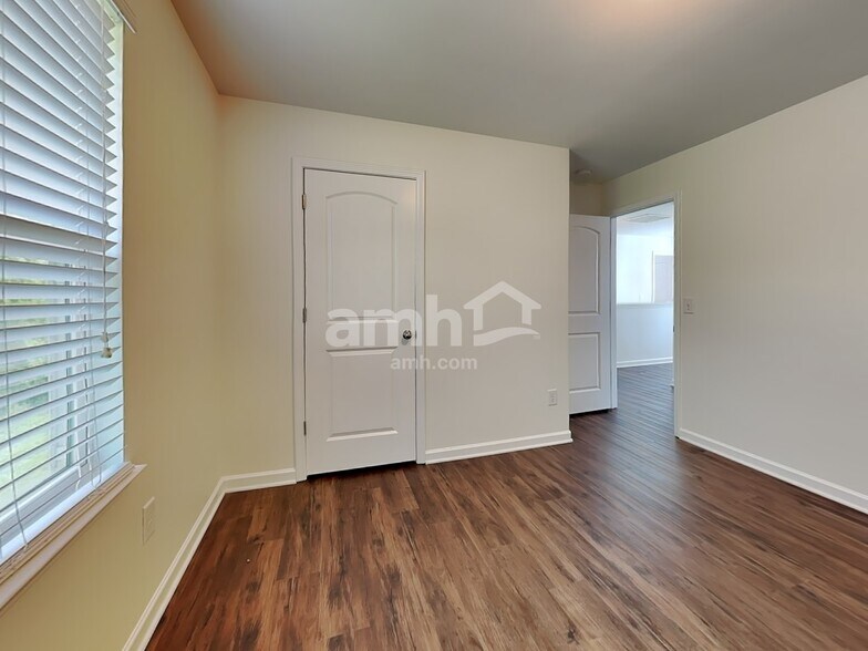 Building Photo - 3022 Bushfield Dr