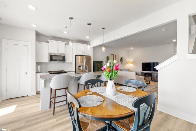 Building Photo - 127 Shallons Dr