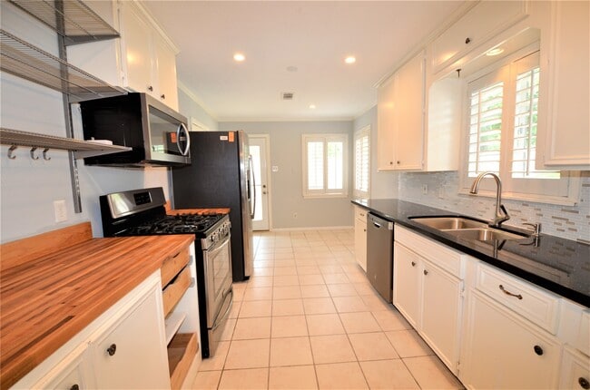 Building Photo - 1902 Coulcrest Dr