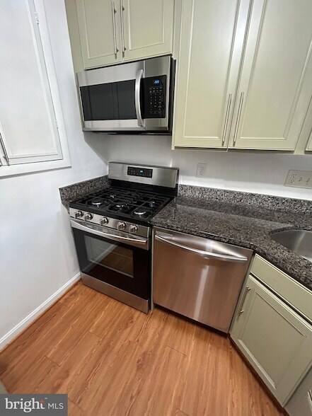 Building Photo - 10804 Drumm Ave