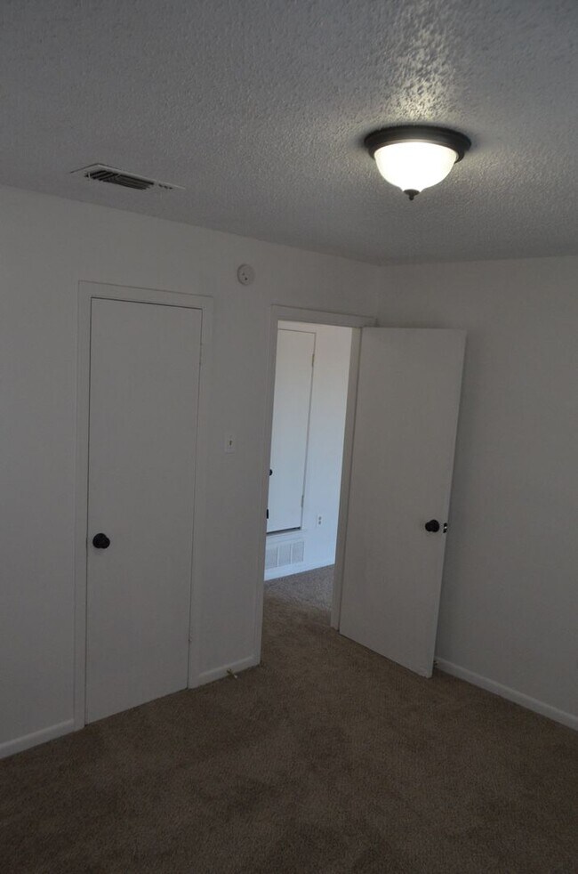 Building Photo - Reduced price!