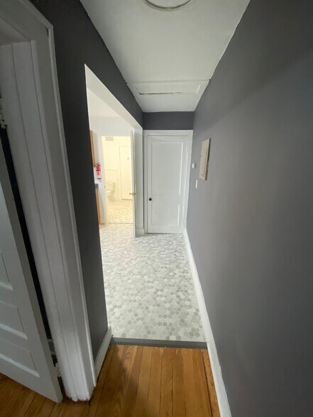 Building Photo - 916 W Lovell St