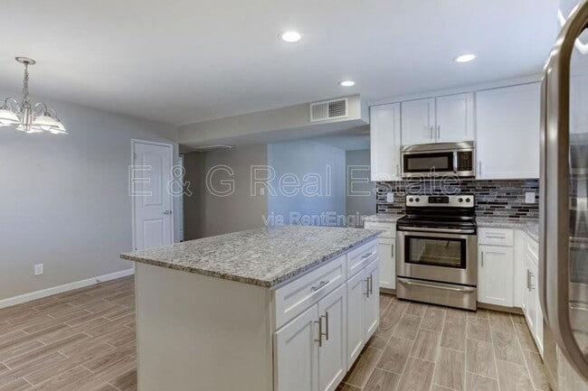 Building Photo - 1527 W Huntington Dr