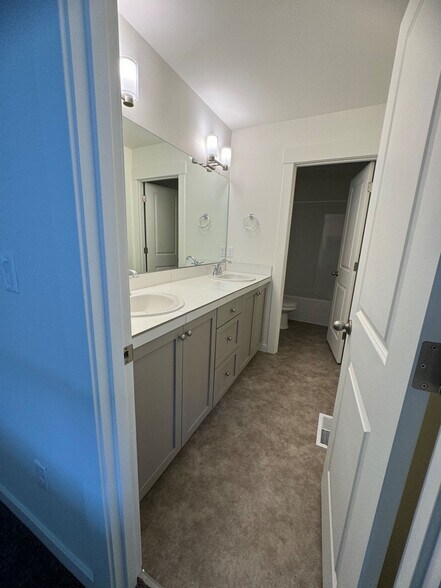 Building Photo - 6926 N Madison Cir