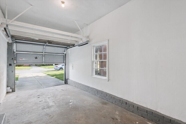 Building Photo - 3902 E Antisdale Rd