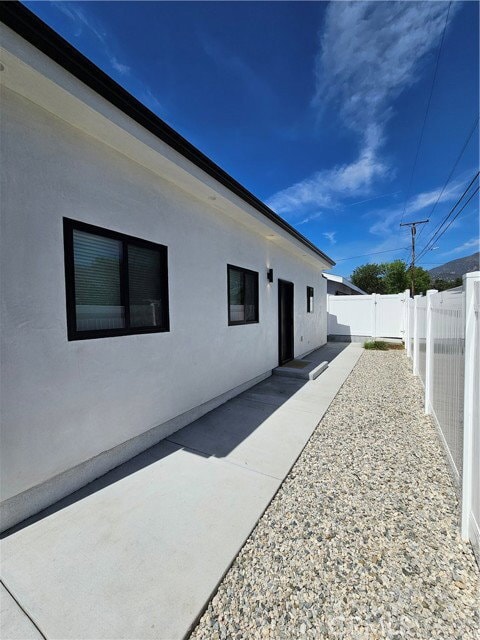 Building Photo - 2581 N Windsor Ave