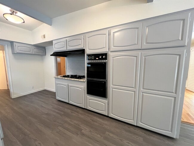 Building Photo - Gorgeous 3 Bedroom 1.5 Bath Home located i...
