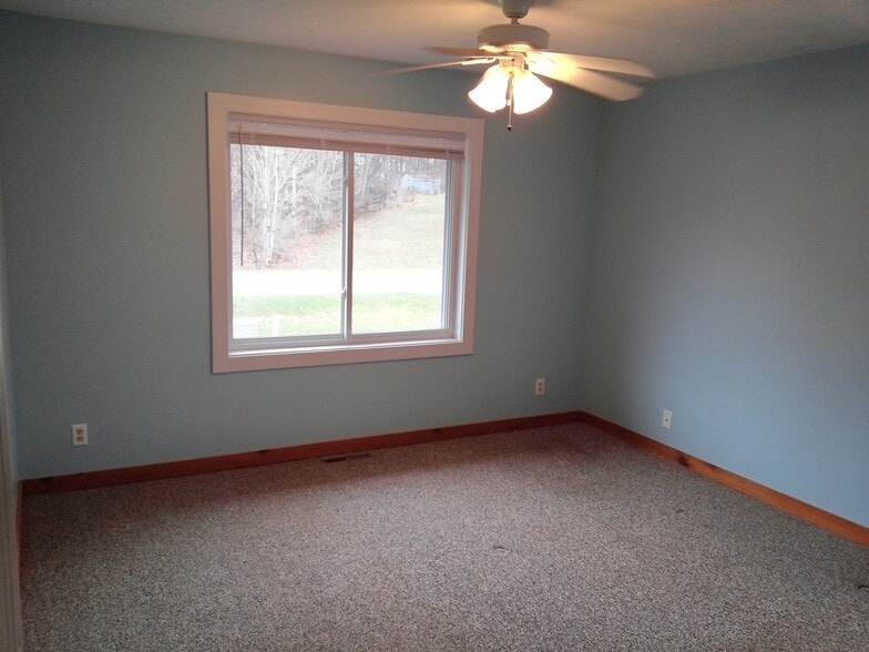 Bed room &walk-in closet - 4400 Manhattan W