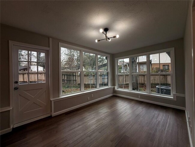 Building Photo - 1055 Pinecrest Dr