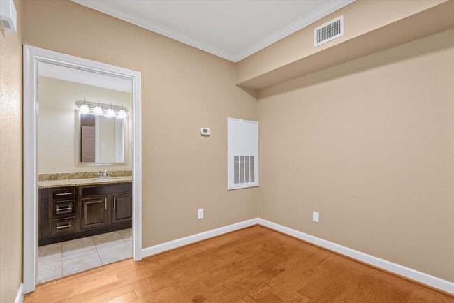 Building Photo - 2255 Braeswood Park Dr