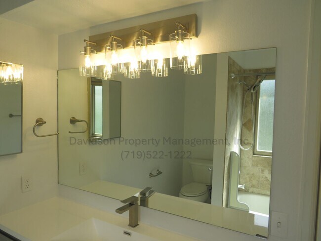 Building Photo - Charming 3-Bedroom Townhouse in Broadmoor ...