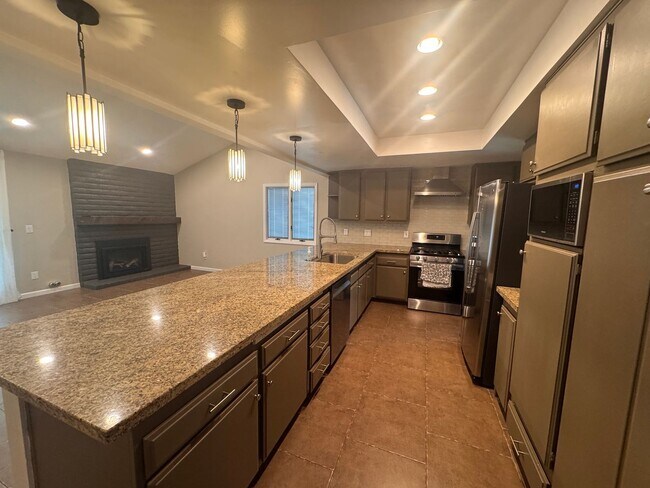 Building Photo - 4860 Lakeside Dr