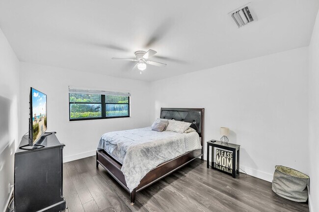 Building Photo - 10962 57th Pl S