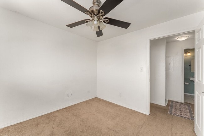 Building Photo - 3bd/2ba upstairs unit with deck