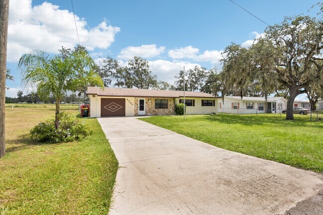 Primary Photo - 4704 Queen Palm Dr