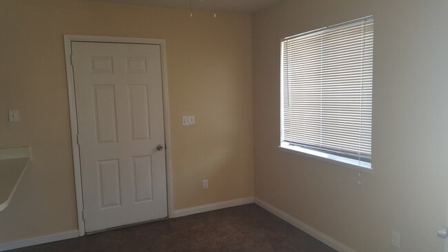 Building Photo - 3 Bedroom, 1 Bathroom Twin Home Close to P...