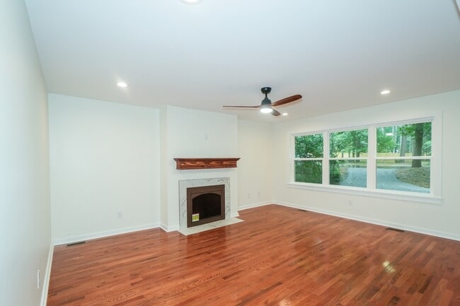 Building Photo - 440 S May St