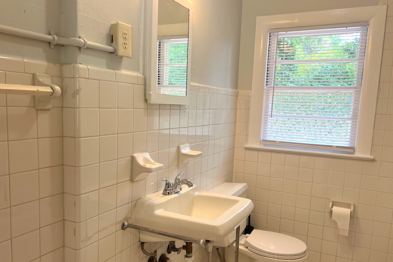 Building Photo - 2309 Camellia Dr