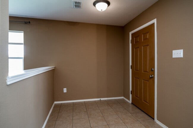 Building Photo - *Ready for Quick Move-in*