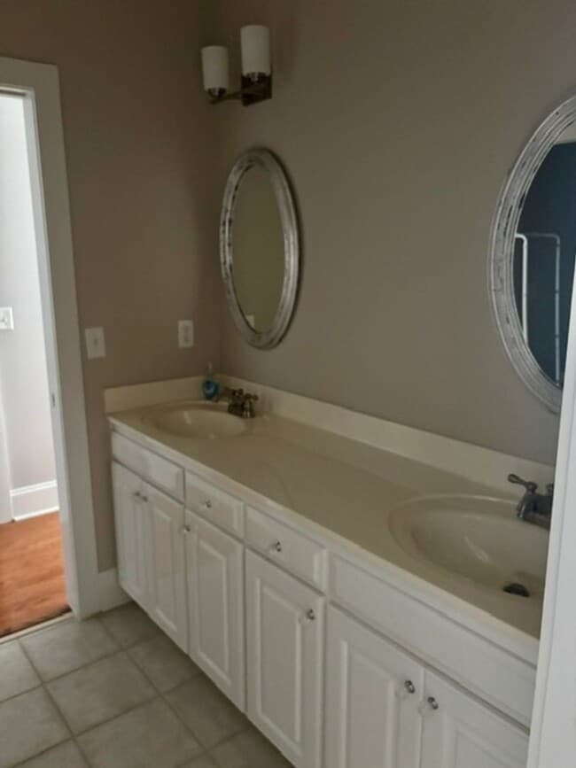 Building Photo - Available Now Fully Furnished Town Home in Hammonds Ferry!