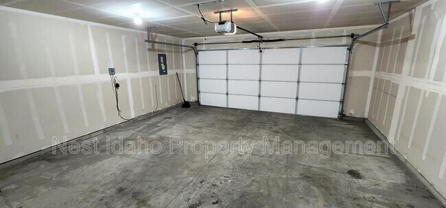 Building Photo - 2316 N Mountain Ash Ave