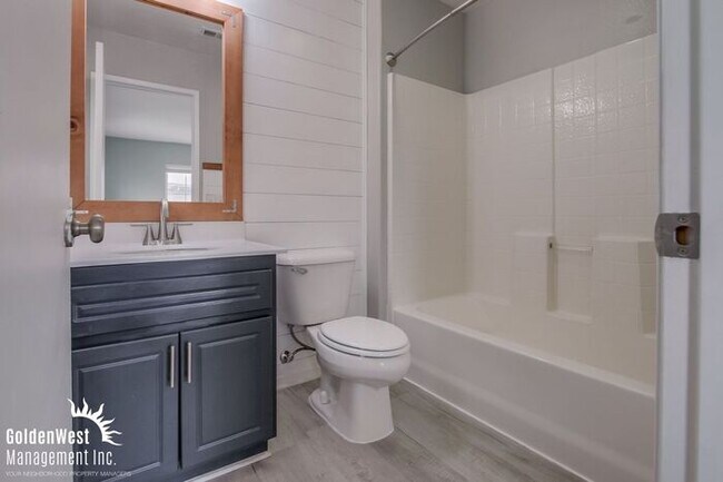 Building Photo - Stunning  5Bdm 3.5Ba  Home with Private Backyard in Prime Location of Oceanside!