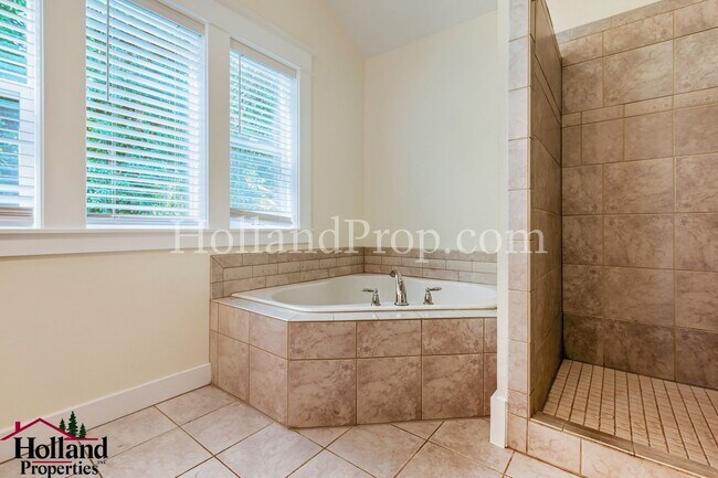 Building Photo - Great, Spacious & Inviting Home in the Heart of Milwaukie! Move-in Special DISCOUNT of $200!!!