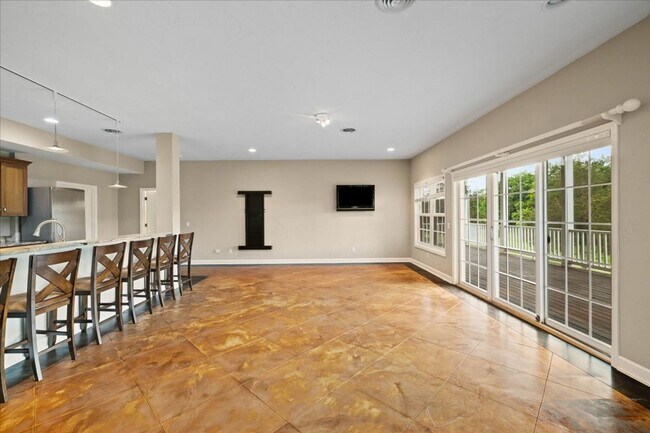 Building Photo - Bright and Spacious Home on Cascades Rd