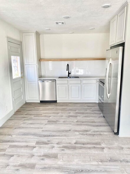 Building Photo - 805 N Broadway St