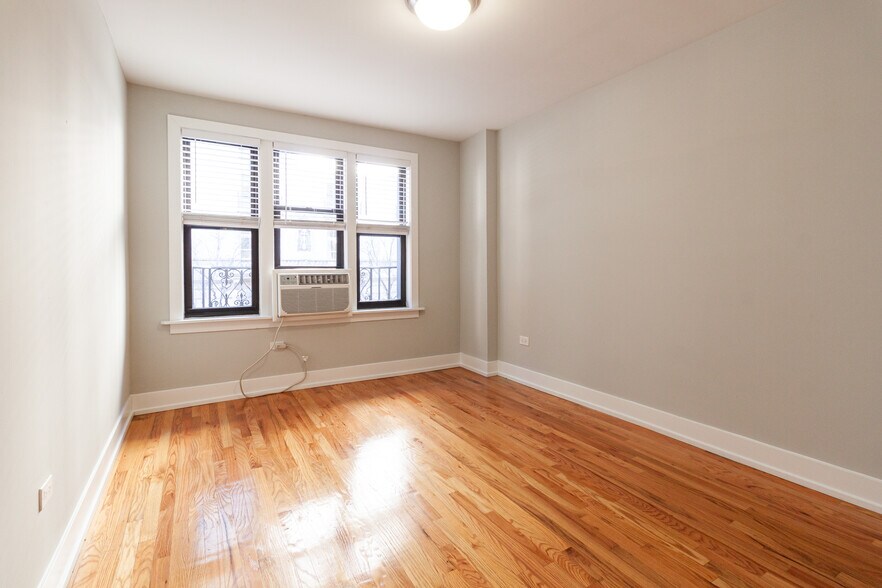 Building Photo - 435 W Roscoe St