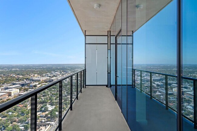 Building Photo - 610 Davis St