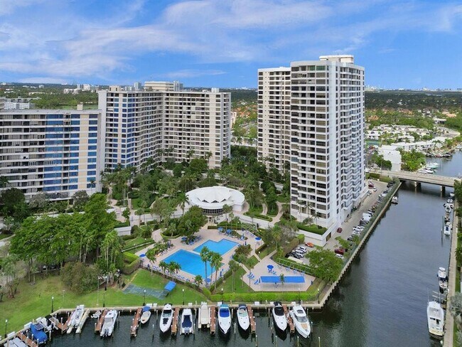 Building Photo - 2500 Parkview Dr