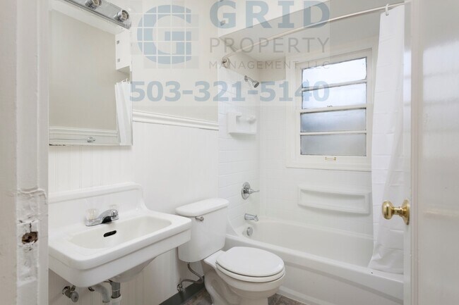 Building Photo - Spacious 3 Bedroom Home Available on Fores...