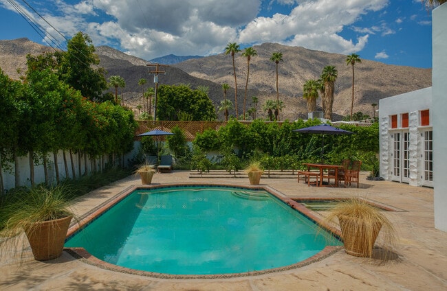 Building Photo - 439 E Sonora Rd