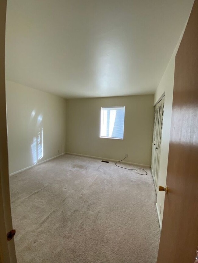 Building Photo - 3 Bedroom Townhome