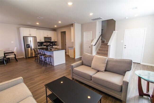 Building Photo - 2221 Middle Rdg Dr