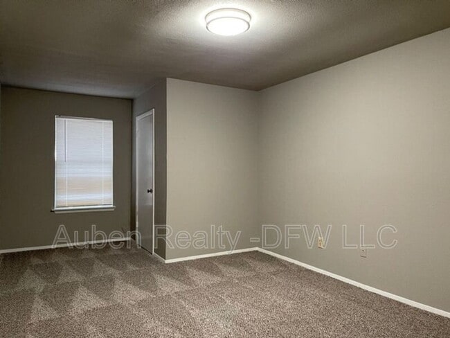 Building Photo - 921 W Rochelle Rd