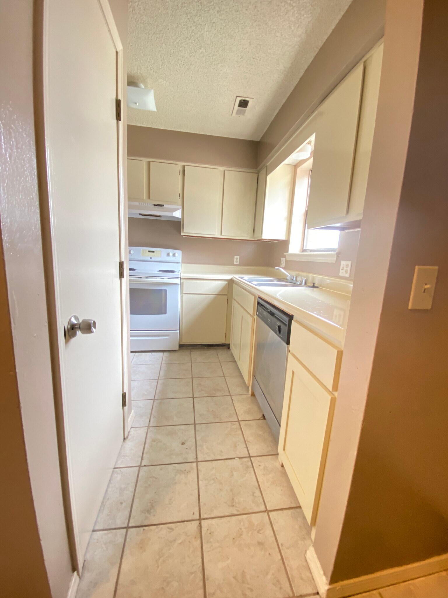 Building Photo - 1408 Christy Dr