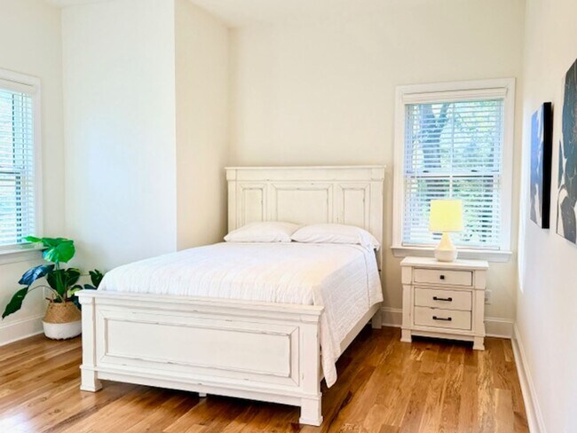 Building Photo - LUXURY TOWNHOME IN FOREST ACRES