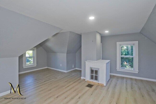 Building Photo - Single Family Home just minutes away from E. Longmeadow!