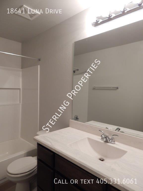 Building Photo - 18641 Luna Dr