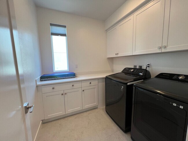 Building Photo - Beautiful furnished 4 bedroom Townhouse!