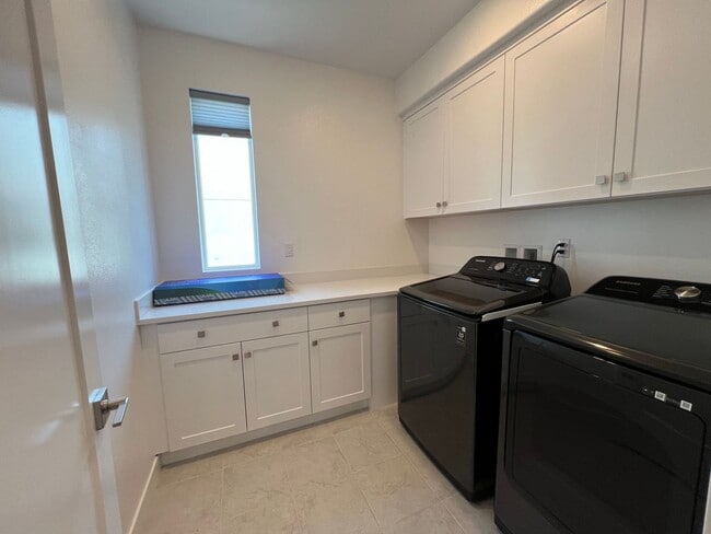 Building Photo - Move in special! $500 off first months rent!