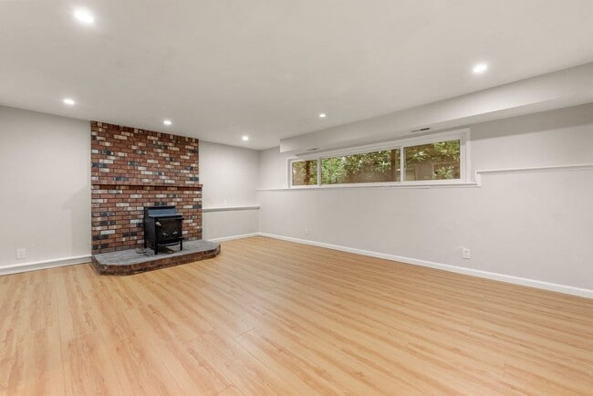 Building Photo - Beautiful & stunning 6-bed, 3-bath house in Edmonds for rent!
