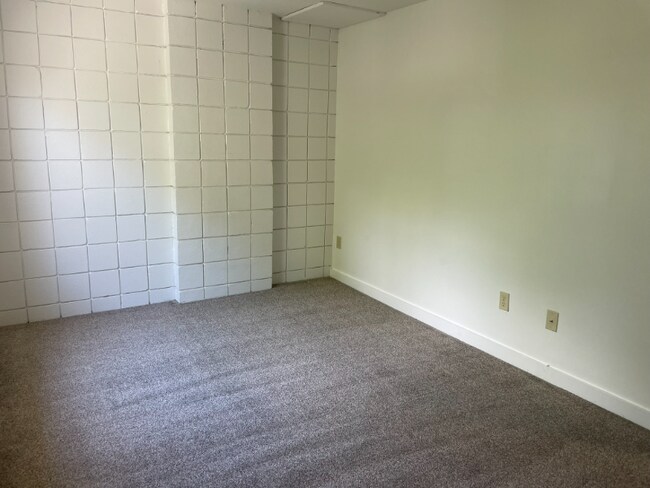 Building Photo - 237 Maple St