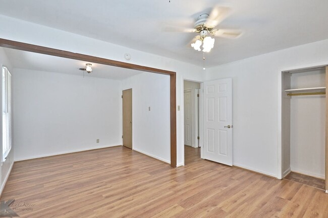 Building Photo - 3 bed/1.5 bath, 2 living home