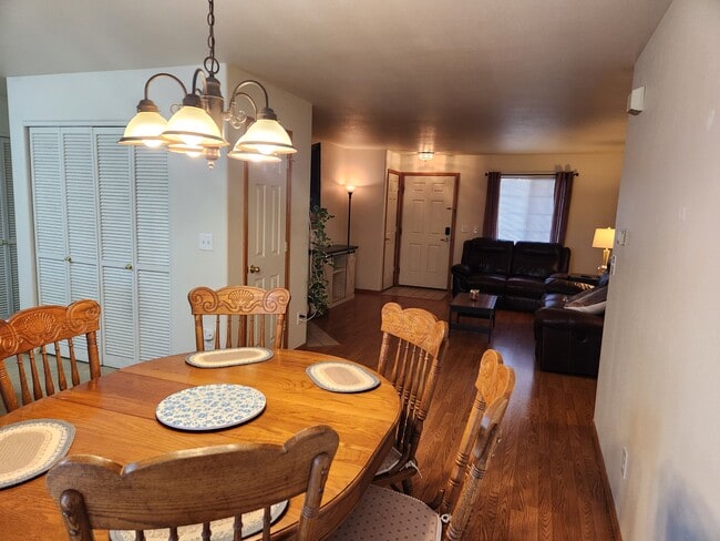 Building Photo - 4965 Universal Heights