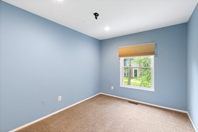 Building Photo - 43 Woodenbridge Ct