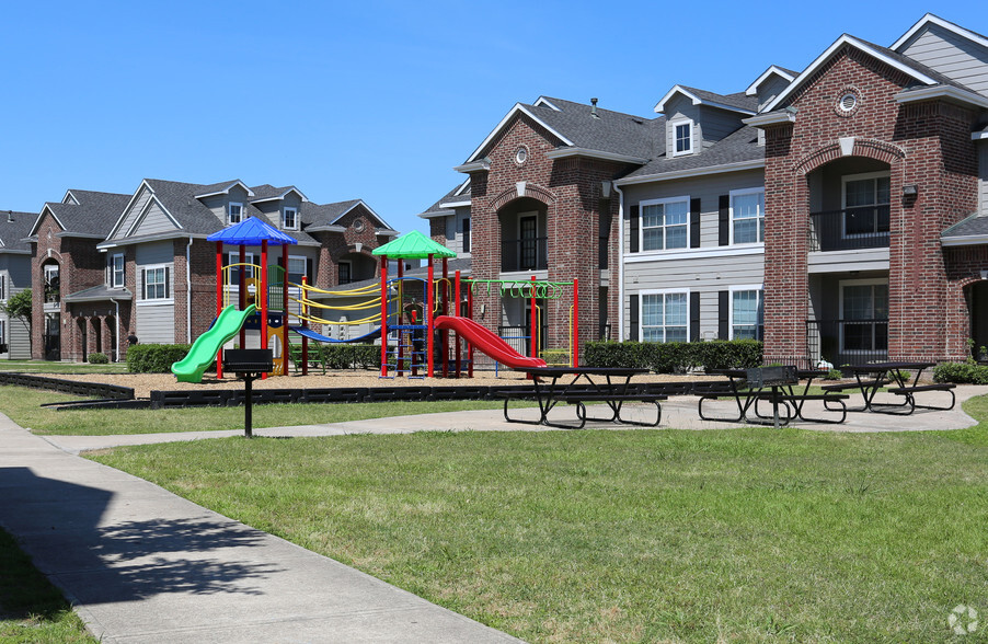 Picnic Area - Pinnacle Apartments