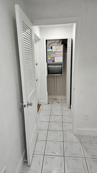 Building Photo - 951 W 53rd St